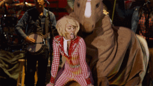 Un cavallo finto e Miley Cyrus ballano insieme