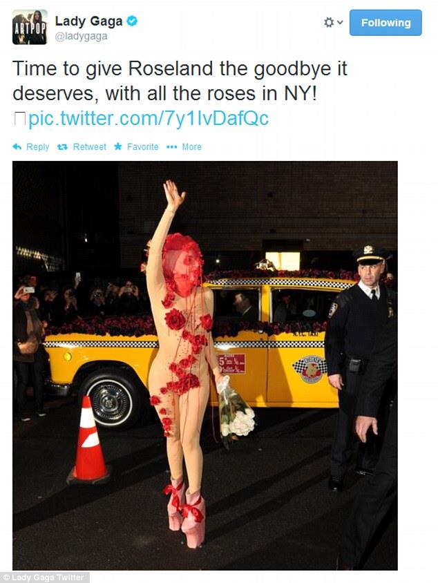 Lady Gaga saluta i fan