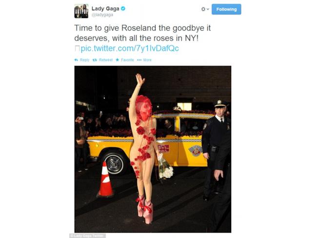 Lady Gaga saluta i fan