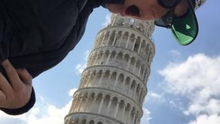 Katy Perry ingoia la Torre di Pisa