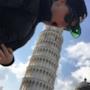 Katy Perry ingoia la Torre di Pisa