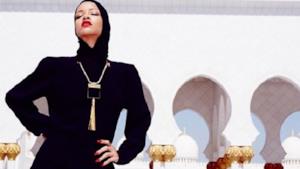 Rihanna cacciata dalla moschea di Abu Dhabi per foto inappropriate