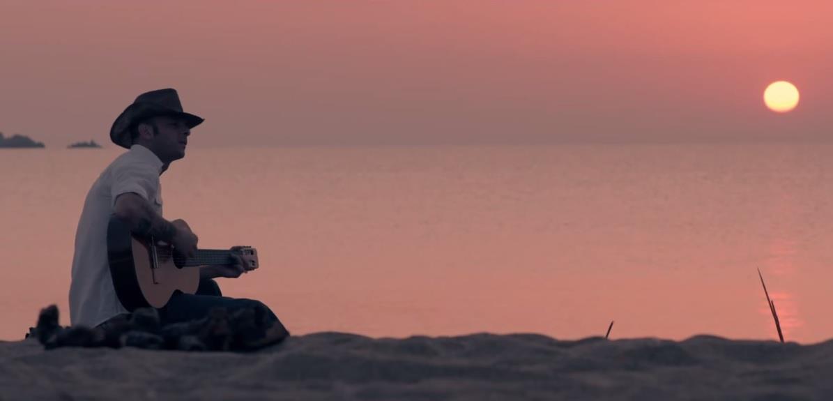 Clementino in spiaggia nel video ufficiale di Sotto le stelle