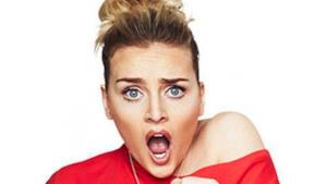 Perrie Edwards a bocca aperta