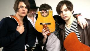 Gruppo inglese The Kooks con chitarra sfasciata