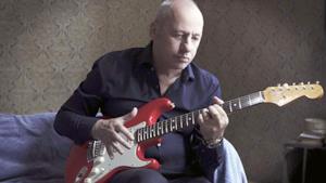 Mark Knopfler con la chitarra in mano