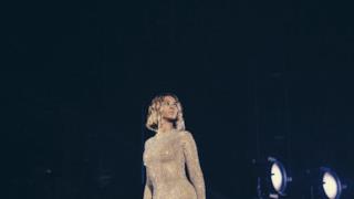 Beyoncé si muove sul set con tutina di paillettes