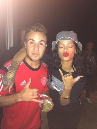 Rihanna abbraccia Mario Götze