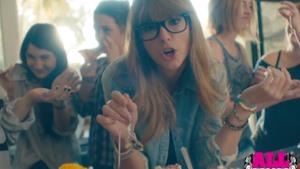 Taylor Swift - 22: nel video ufficiale del nuovo singolo diventa hipster