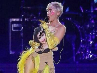 Miley Cyrus con la bambola di cartone di Selena Gomez