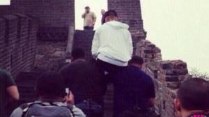 Justin Bieber sulla Grande Muraglia Cinese: stanco, si fa portare in braccio!