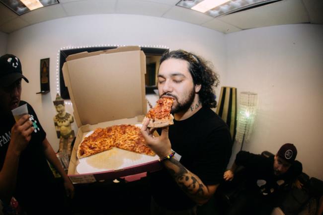 Intervista a Deorro, mangia una pizza