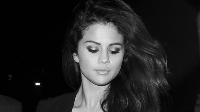 Primo piano di Selena Gomez in bianco e nero