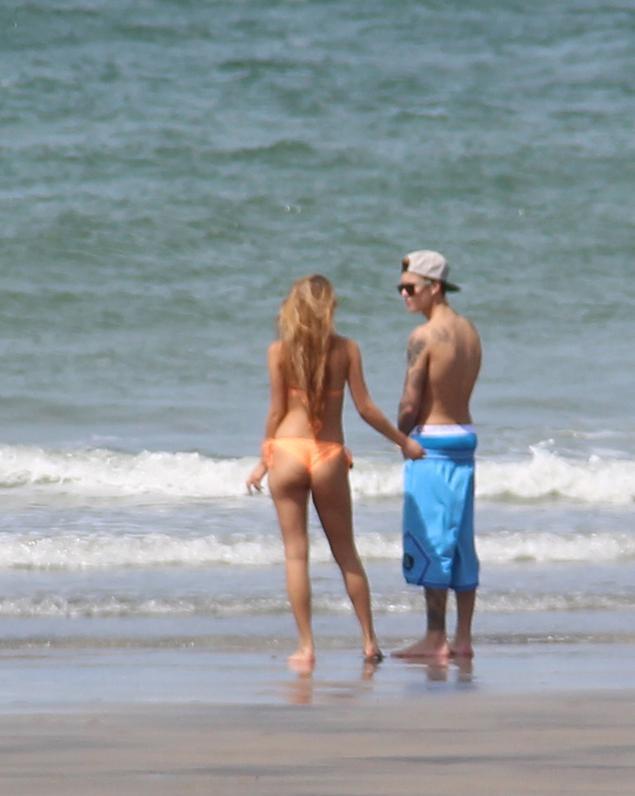 Chantel Jeffries davanti sulla spiaggia guardando il mare con Justin Bieber