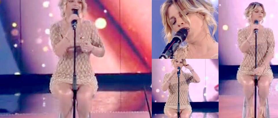 Emma Marrone forse senza mutande a amici 2013