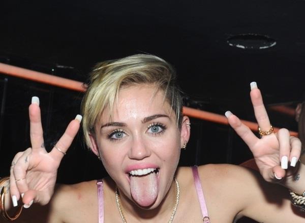 Miley Cyrus con lingua di fuori