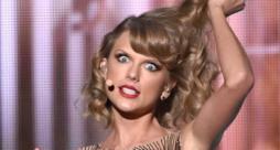 Taylor Swift con un'espressione spaventata e arrabbiata