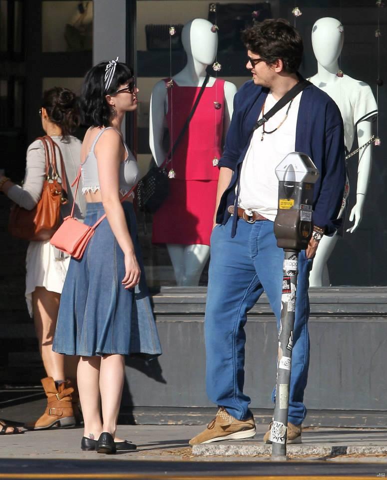 Katy guarda teneramente John che ricambia con un sorriso