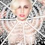 Primo piano di Lady Gaga con un maxi colletto bianco