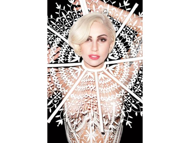 Primo piano di Lady Gaga con un maxi colletto bianco