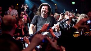 Dave Grohl ferma il concerto e butta fuori un fan violento