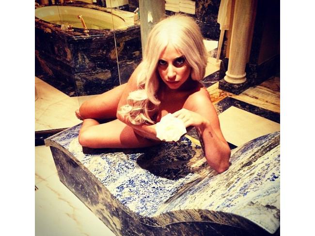 Lady Gaga nel bagno della suite dell'albergo di Atene