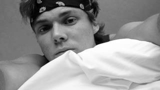 Ashton Irwin sdraiato a letto