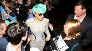 Lady Gaga: capelli azzurri e vibratore in regalo dai fan [VIDEO]