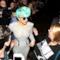 Lady Gaga: capelli azzurri e vibratore in regalo dai fan [VIDEO]