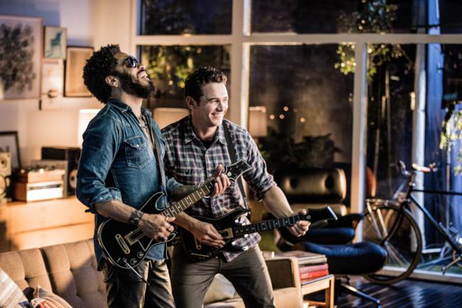 Lenny Kravitz, cantante statunitense e James Franco, attore, nello spot di Guitar Hero Live