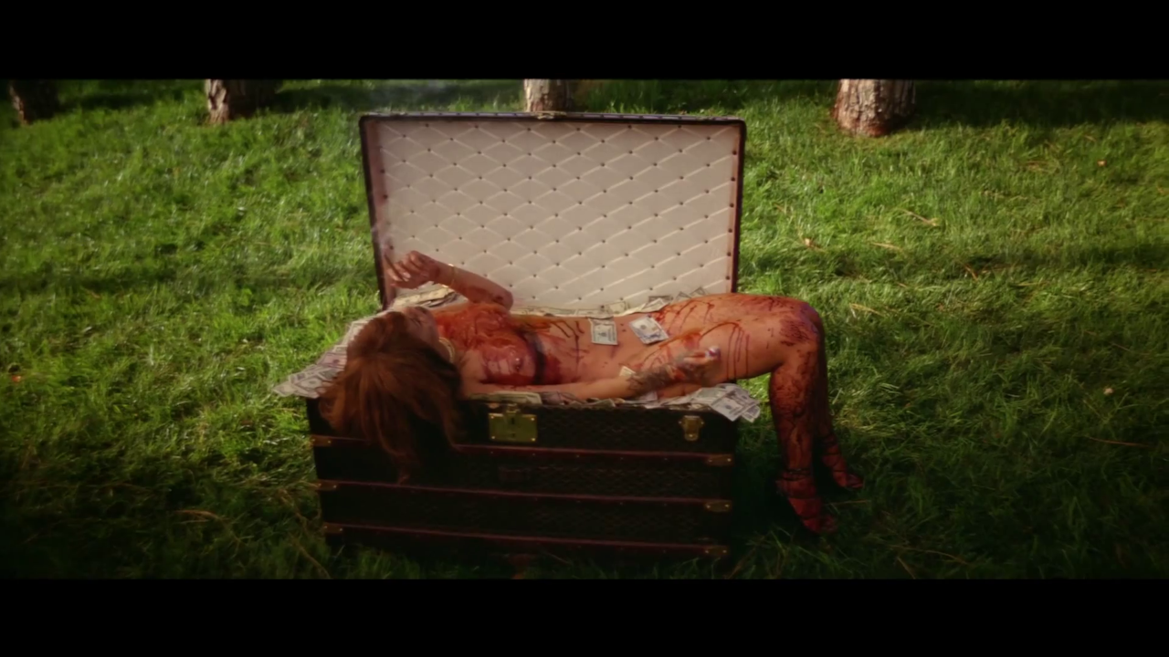 Rihanna nuda nel baule di Louis Vuitton