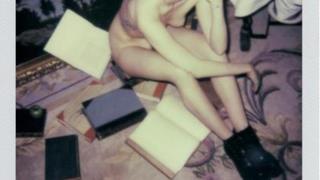 Miley Cyrus seduta nuda per terra