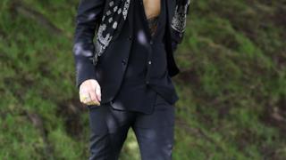 Harry Styles con la camicia sbottonata