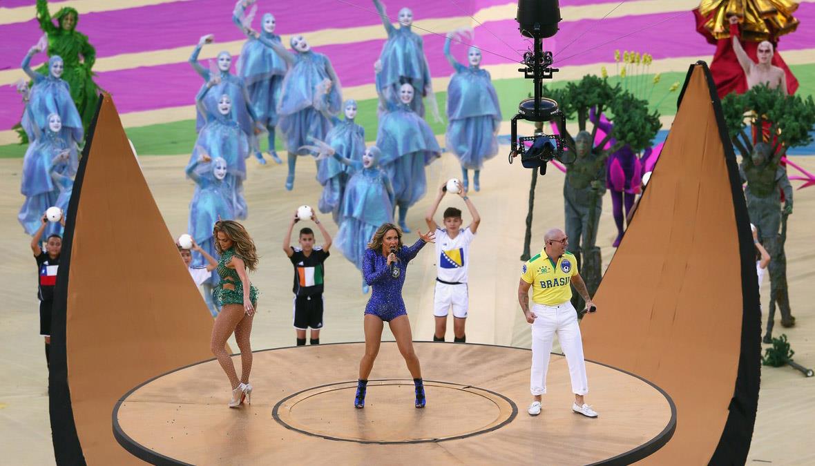 Claudia Leitte, Jennifer Lopez e Pitbull all'interno della palla