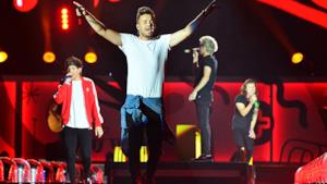 Gli One Direction si esibiscono dal vivo in 4