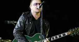 Primo piano di Bono degli U2