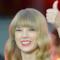 Taylor Swift con il pollice alzato