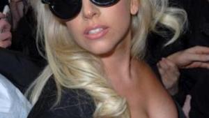 Lady Gaga in reggiseno a spasso per New York