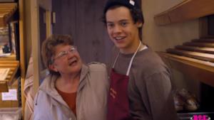 One Direction, This Is Us: il nuovo trailer mostra Harry in versione panettiere!