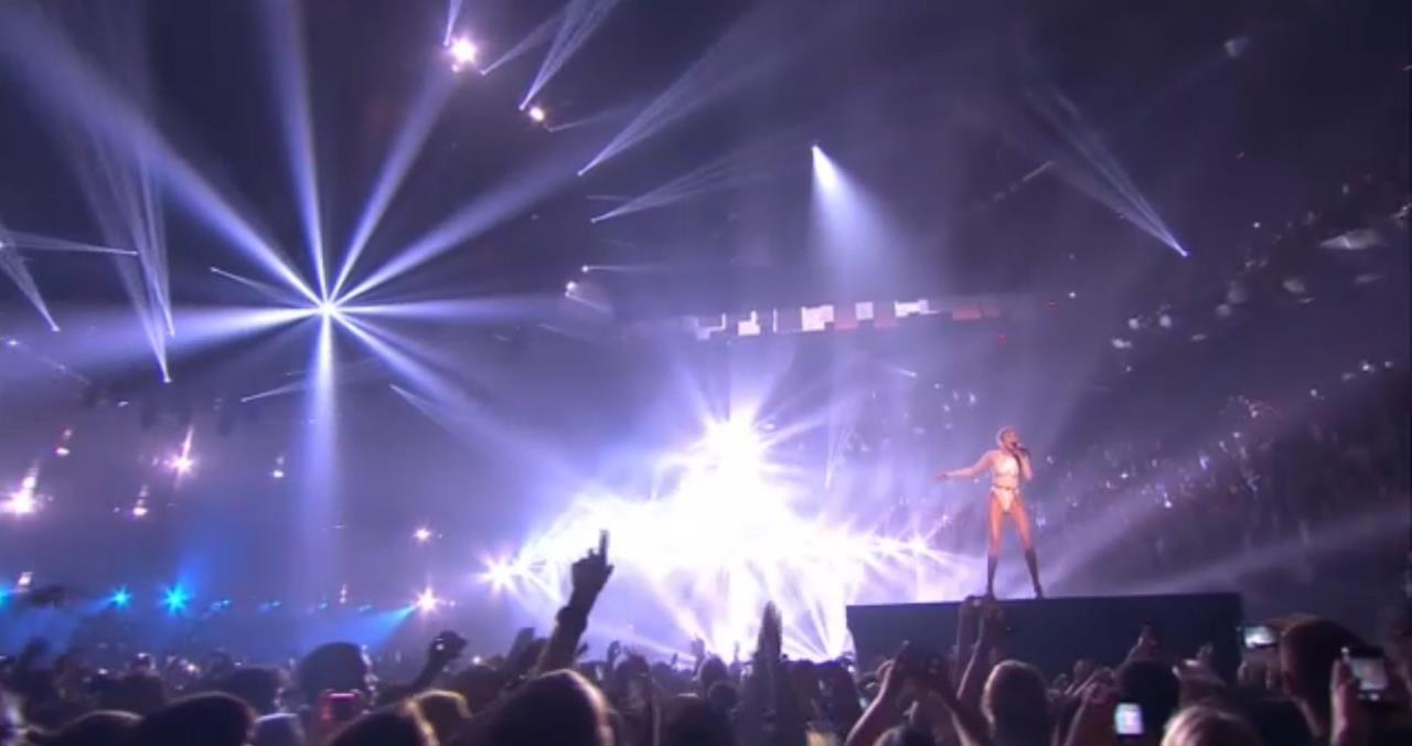 Miley Cyrus Sexy Outfit MTV ema Awards - 2