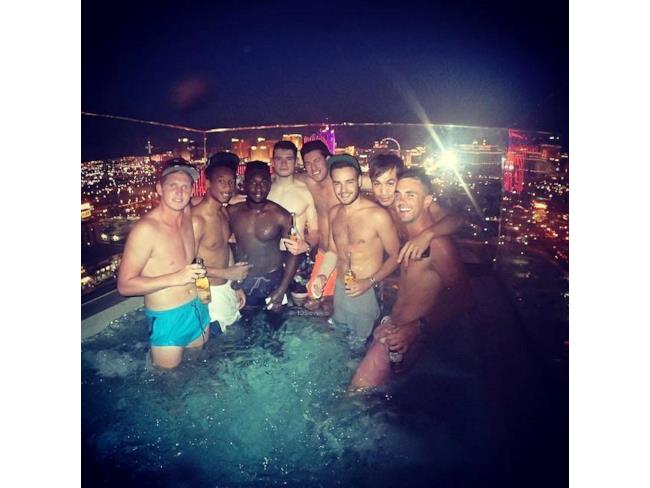 Liam Payne in costume e amici in piscina