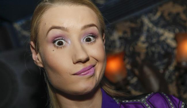 Iggy Azalea ha dato al suo ex il permesso di vendere il video hard? Iggy Azalea con trucco viola ed espressione dubbiosa