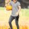 Harry Styles con in mano una zucca