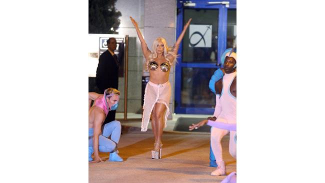 Lady Gaga all'uscita dell'aeroporto di Atene