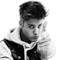 Justin Bieber fa il segno della pistola con la mano