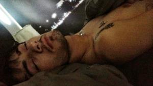 Zayn Malik dorme mezzo nudo a letto