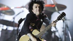 Green Day: Billie Joe giù dall'aereo per i pantaloni (troppo) bassi