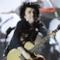 Green Day: Billie Joe giù dall'aereo per i pantaloni (troppo) bassi