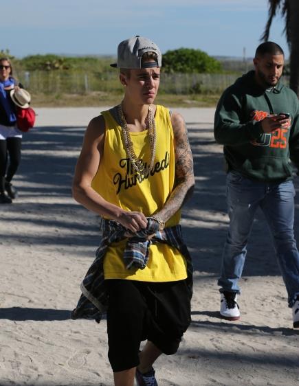 Bieber si sistema la maglia 