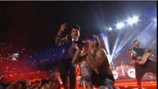 Bruno muove le mani e Kiedis si abbassa per cantare